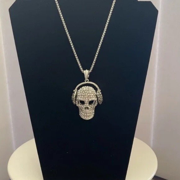 hey Mr. DJ, new condition, skull necklace Natasha couture with💀 headphones - Picture 7 of 8